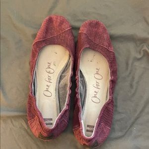 Cute cranberry Toms flats